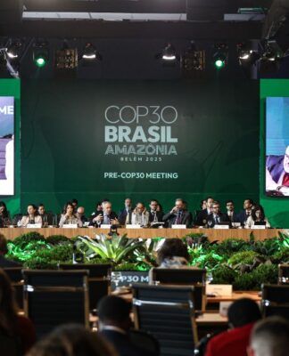 Audiência da COP30 com dois paineis em cada lado