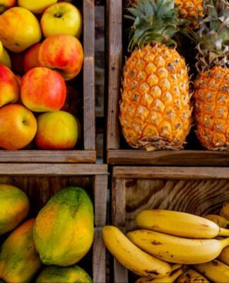 Maçãs, abacaxis, mamões e bananas