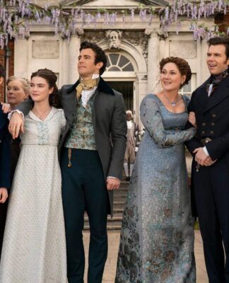 Elenco da série Bridgerton reunidos em foto