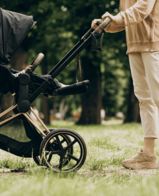 Mulher levando carrinho de bebê