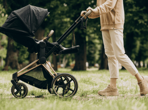 Mulher levando carrinho de bebê
