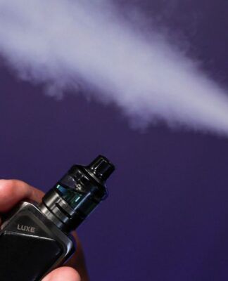 Homem barbudo fumando vape