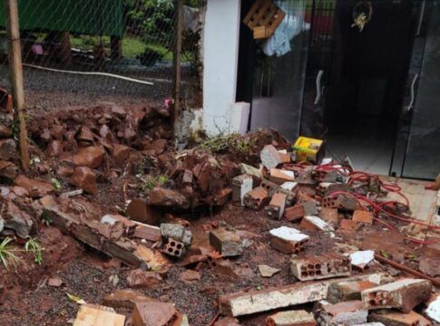 Casa destruida, com tijolos e terra espalhados por todo o espaço