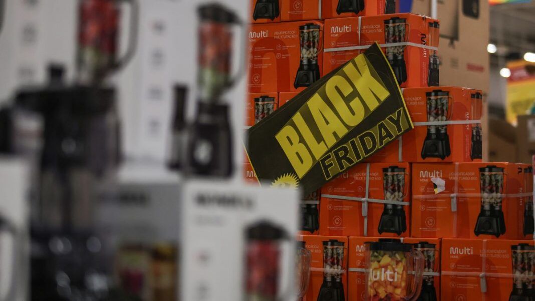 Loja em Osasco abre suas portas para seus clientes dando início a Black Friday.