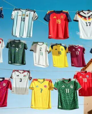 camisas das seleçoes oenturadas em um varal