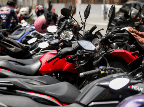 Volta do mototáxi em SP vira novela: Uber e 99 anunciam retorno, e Prefeitura promete barrar