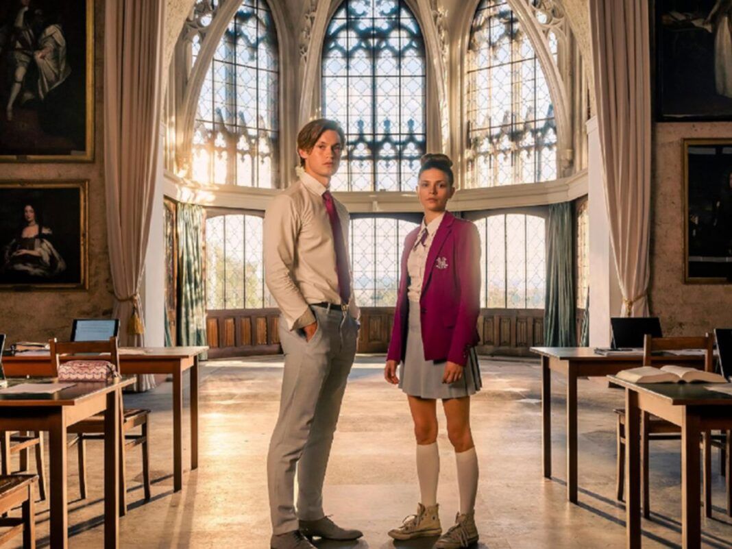 Imagem promocional: Os personagens Ruby Bell e James Beaufort juntos em Maxton Hall