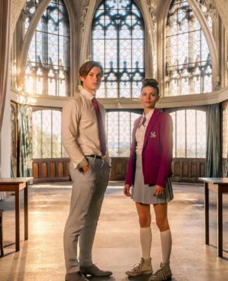 Imagem promocional: Os personagens Ruby Bell e James Beaufort juntos em Maxton Hall