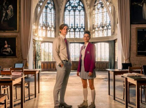 Imagem promocional: Os personagens Ruby Bell e James Beaufort juntos em Maxton Hall