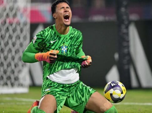 Goleiro João Pedro comemorando