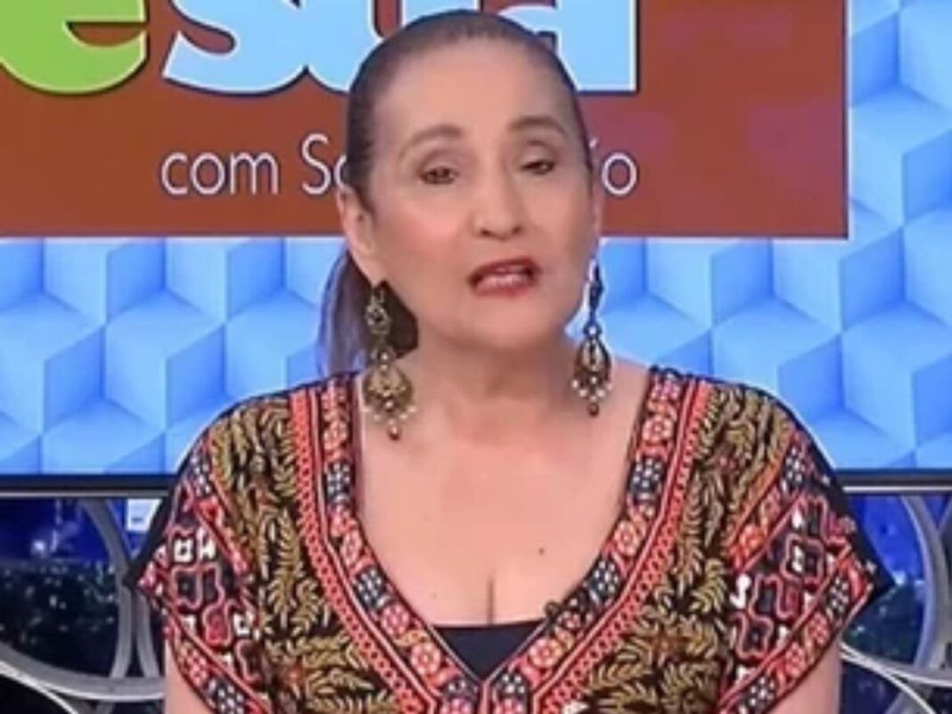 Na foto há uma mulher branca e ela está falando.