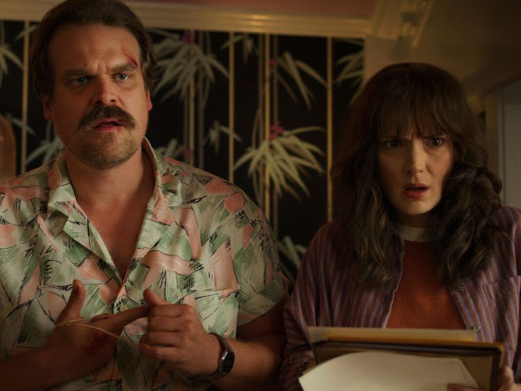 Joyce Byers e Jim Hopper