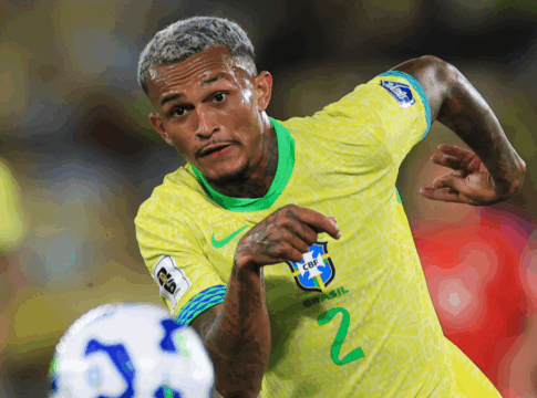 Latera-direito Wesley com a camisa da Seleção Brasileira correndo atrás de uma bola.