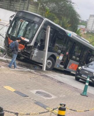 imagem mostra acidente de ônibus