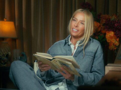 Adriane Galisteu em seu documentário segurando livro que ela escreveu na época da morte do piloto