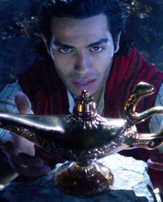 A imagem mostra o ator que interpretou Aladdin no live action da Disney em uma cena em que ele pega a lâmpada mágica