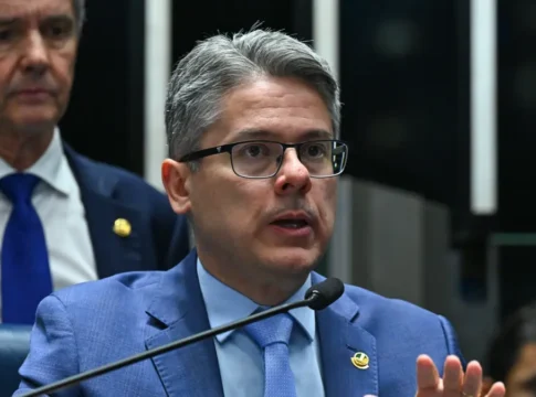 Senador Alessandro Vieira (MDB-SE) fala em sessão no Senado Federal