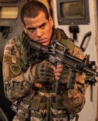 Em imagem protagonista da série aparece carregando arma, pronto para combate armado