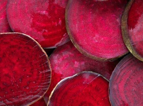 Suco de beterraba com laranja traz inúmeros benefícios