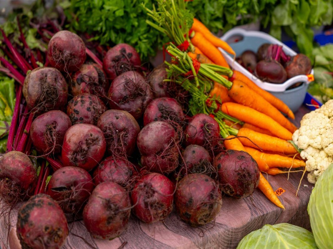 Imagem ilustrativa de beterrabas com cenouras