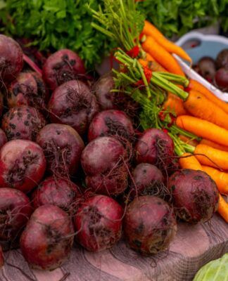 Imagem ilustrativa de beterrabas com cenouras