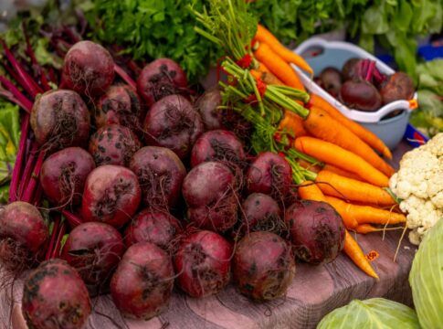 Imagem ilustrativa de beterrabas com cenouras