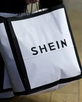 Uma bolsa de compras com a marca SHEIN estampada