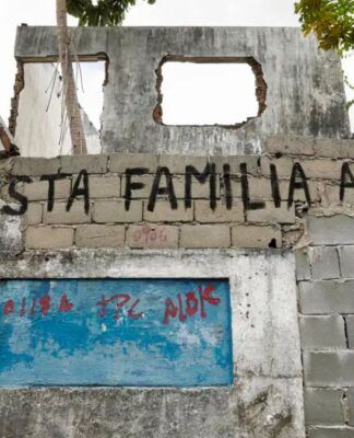 imagem dos escombros de uma casa que precisou ser abandonada em Maceió