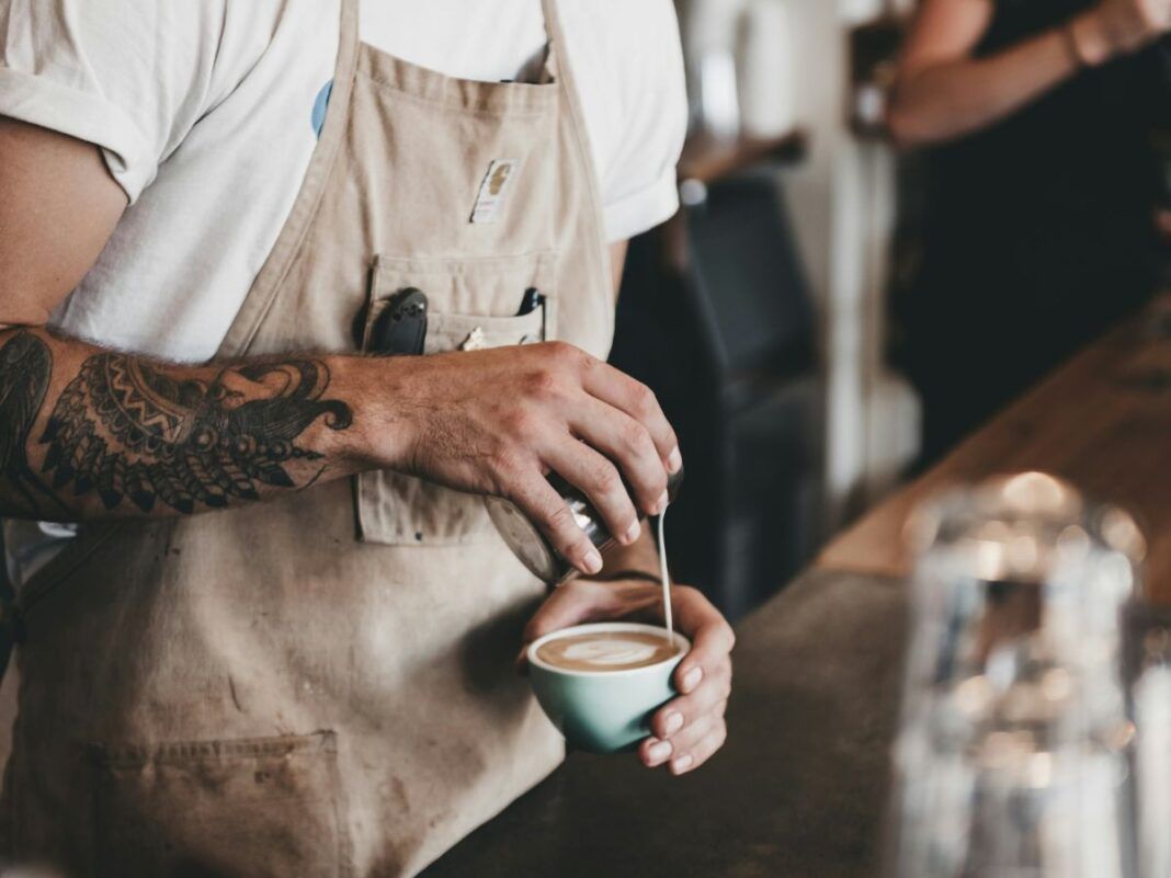 Barista preparando café gourmet em uma cafeteria