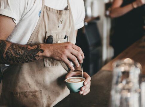 Barista preparando café gourmet em uma cafeteria