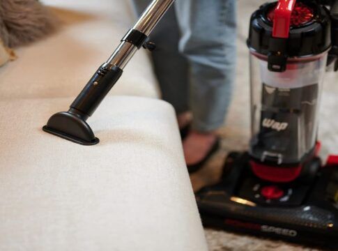 Aspirador vertical: veja como escolher e conheça opções em alta