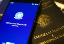 imagem mostra a carteira de trabalho digital e a carteira de trabalho física