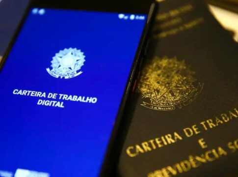 imagem mostra a carteira de trabalho digital e a carteira de trabalho física