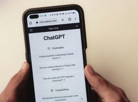 Pessoa segurando o celular com o ChatGPT aparecendo na tela