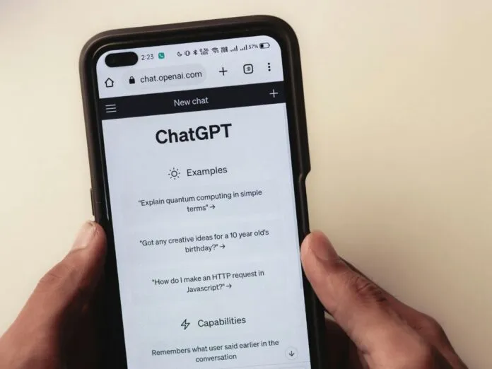 Pessoa segurando o celular com o ChatGPT aparecendo na tela