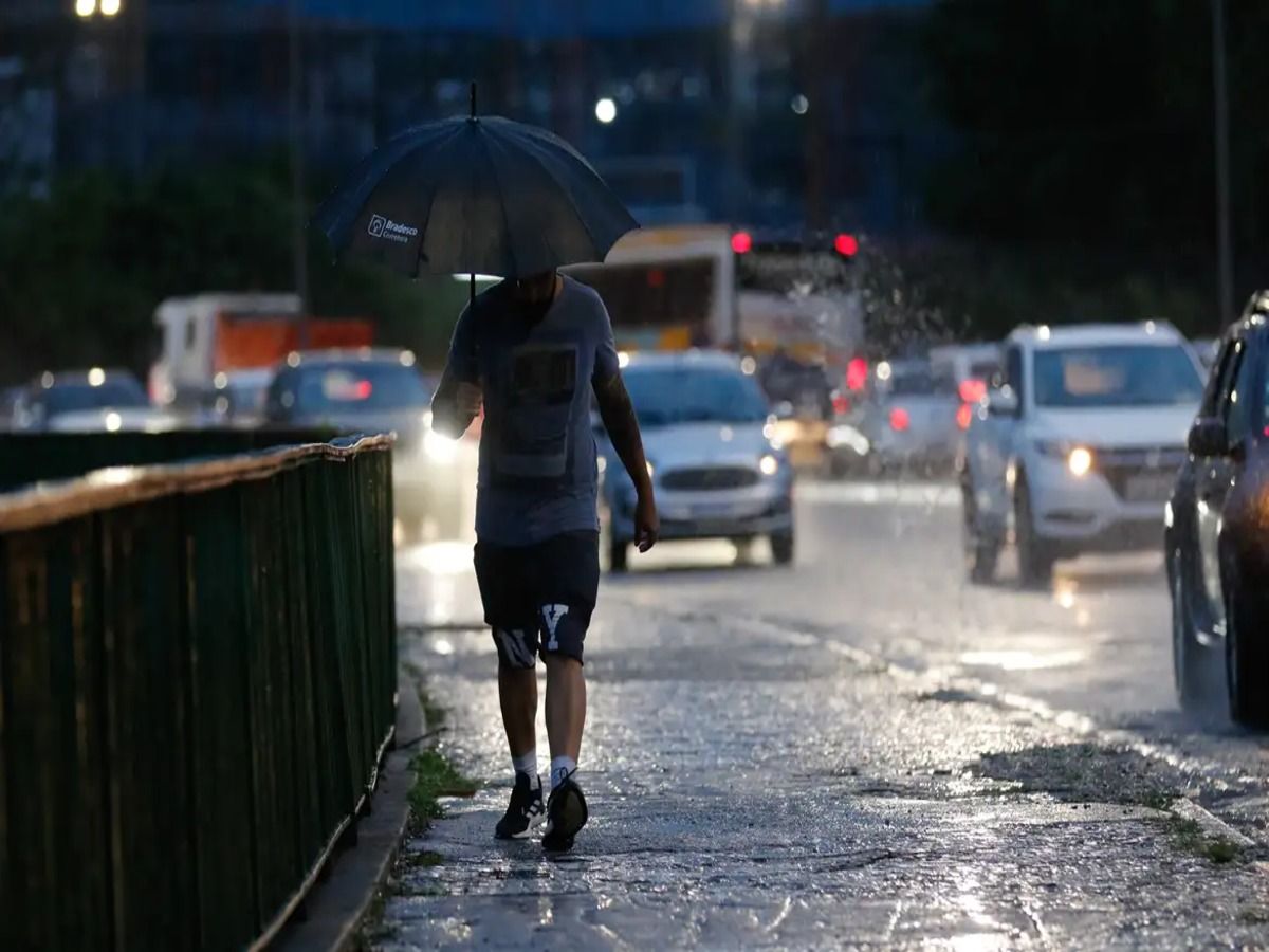 Imagem de pessoa andando na chuva em São Paulo
