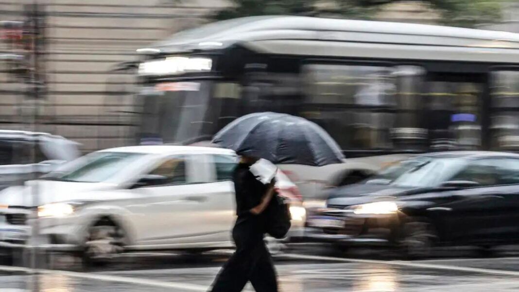 imagem de uma pessoa com guarda-chuva andando em São Paulo
