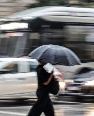 imagem de uma pessoa com guarda-chuva andando em São Paulo