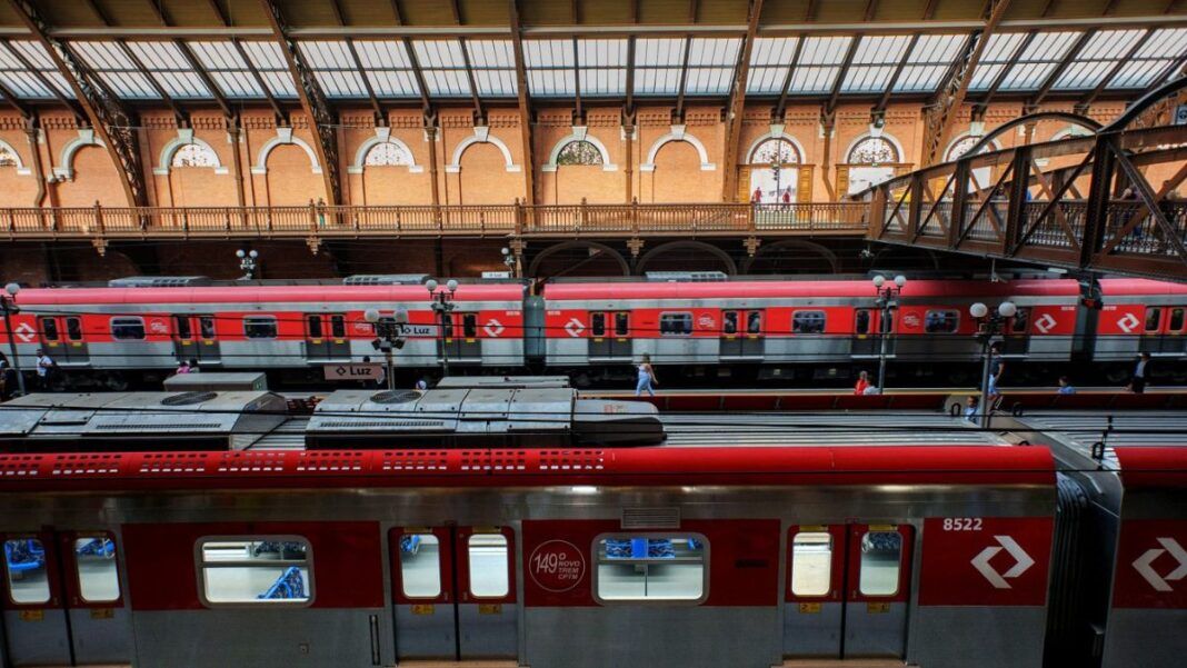 imagem de trens na estação da Luz, no centro da cidade de São Paulo