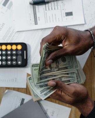 Finanças comportamentais, vieses psicológicos e como decisões emocionais afetam investimentos