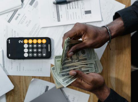 Finanças comportamentais, vieses psicológicos e como decisões emocionais afetam investimentos