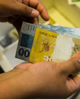 imagem de uma pessoa segurando dinheiro