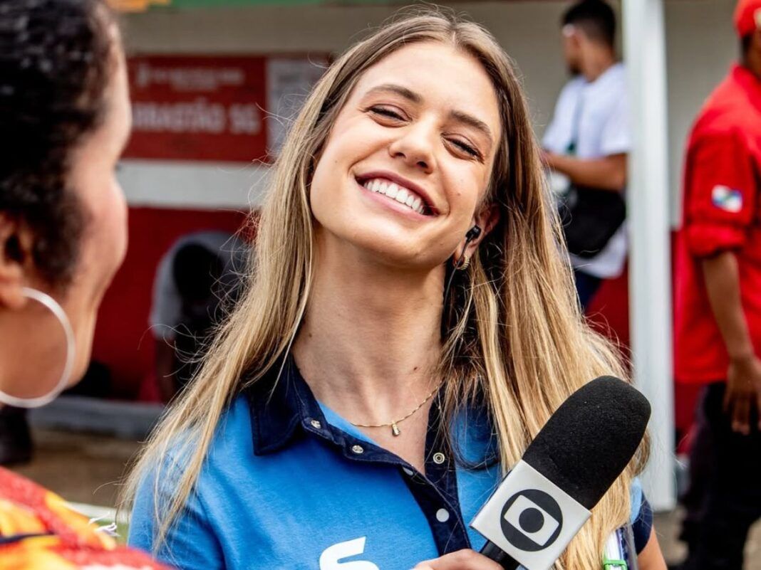 Em imagem, Duda Dalponte sorri para câmera