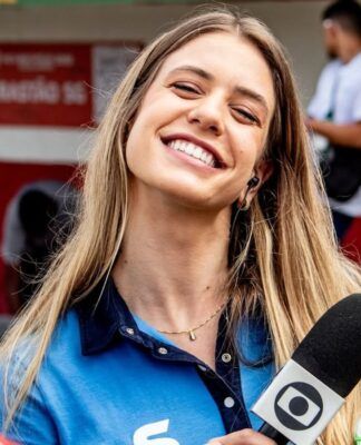 Em imagem, Duda Dalponte sorri para câmera