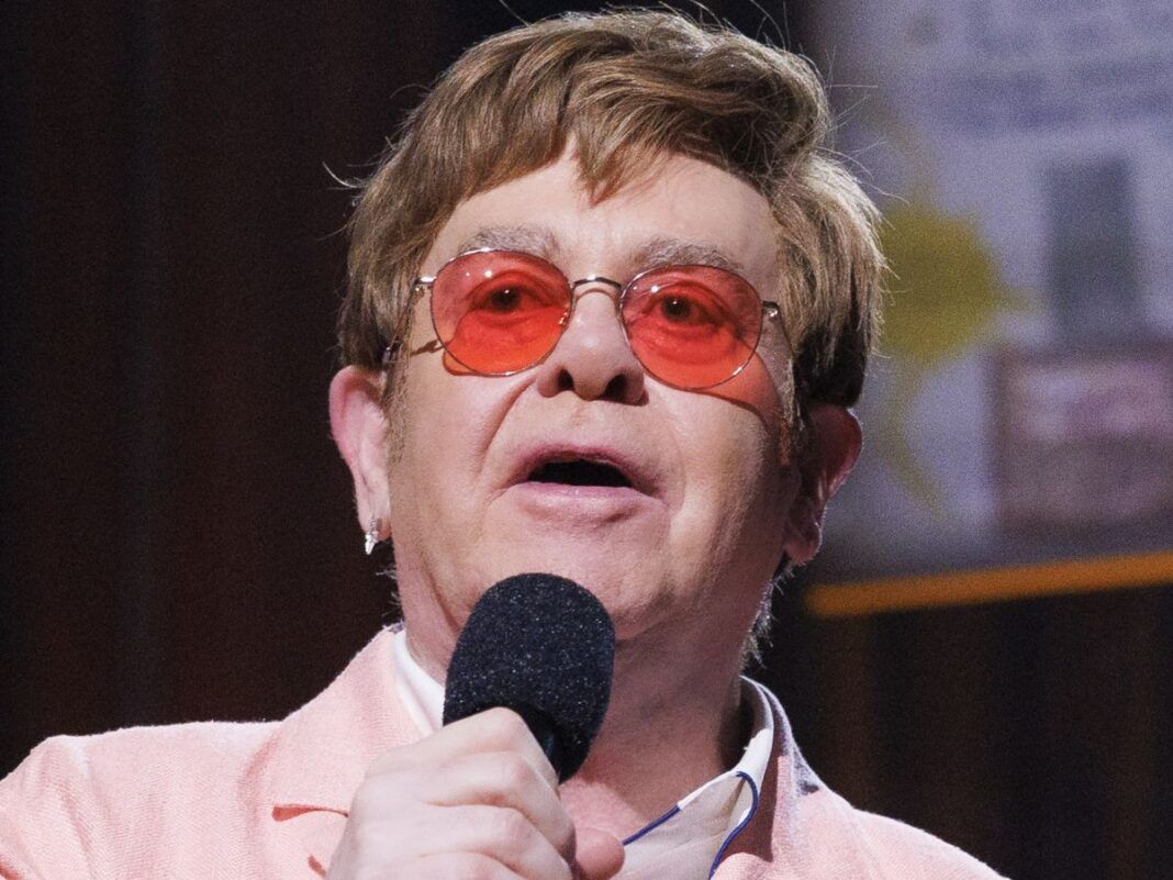 Em imagem Elton John faz discursos