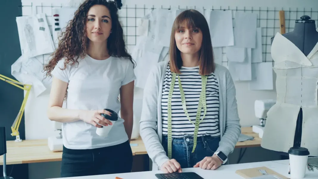 Duas mulheres trabalhando com moda