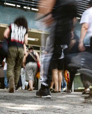 Pessoas em movimento chegando para fazer prova do Enem
