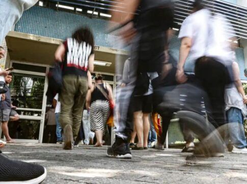 Pessoas em movimento chegando para fazer prova do Enem