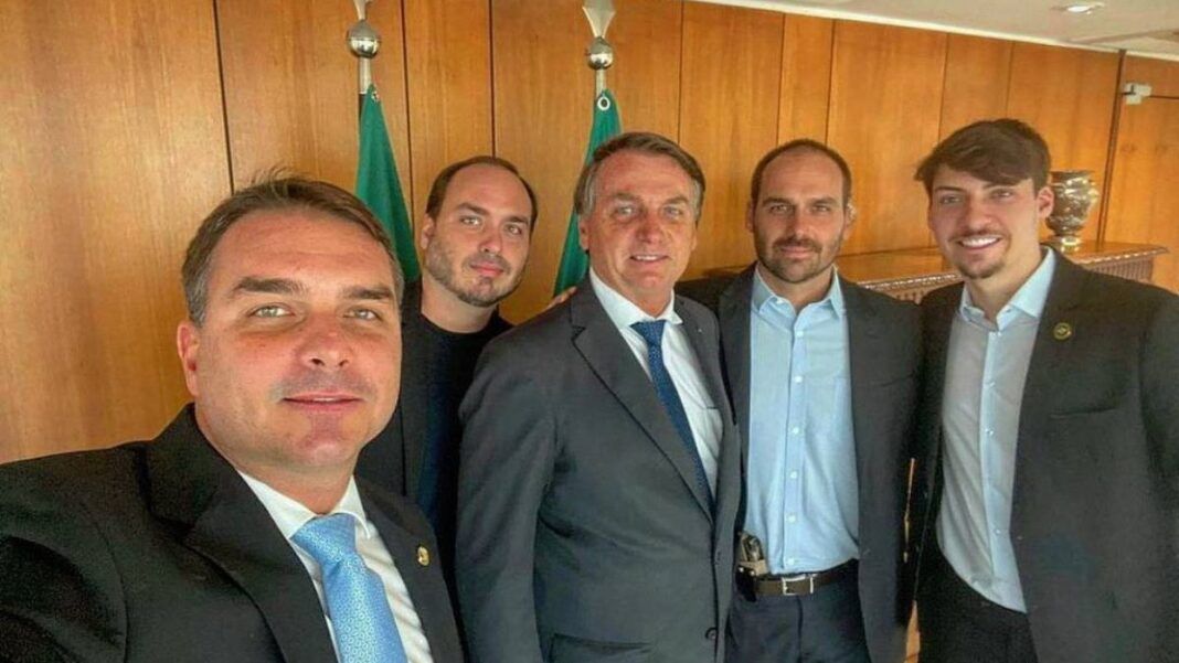 imagem de Jair Bolsonaro com os filhos