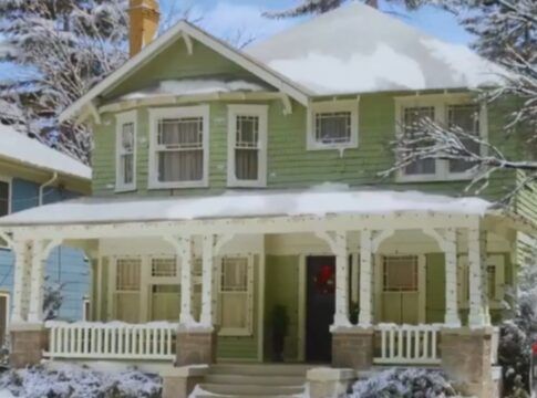 casa com neve no período de Natal